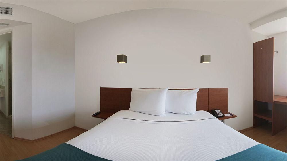 One Puebla Finsa Hotel Exterior photo